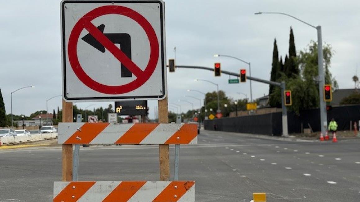 no left turn sign on street