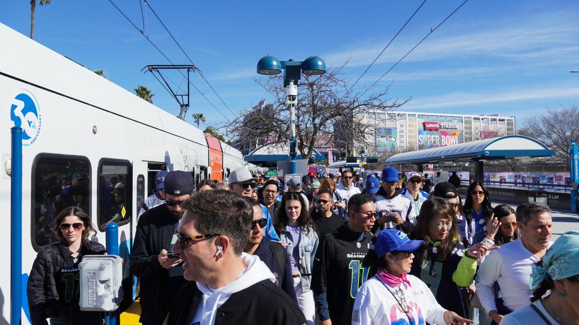 passengers boarding VTA train