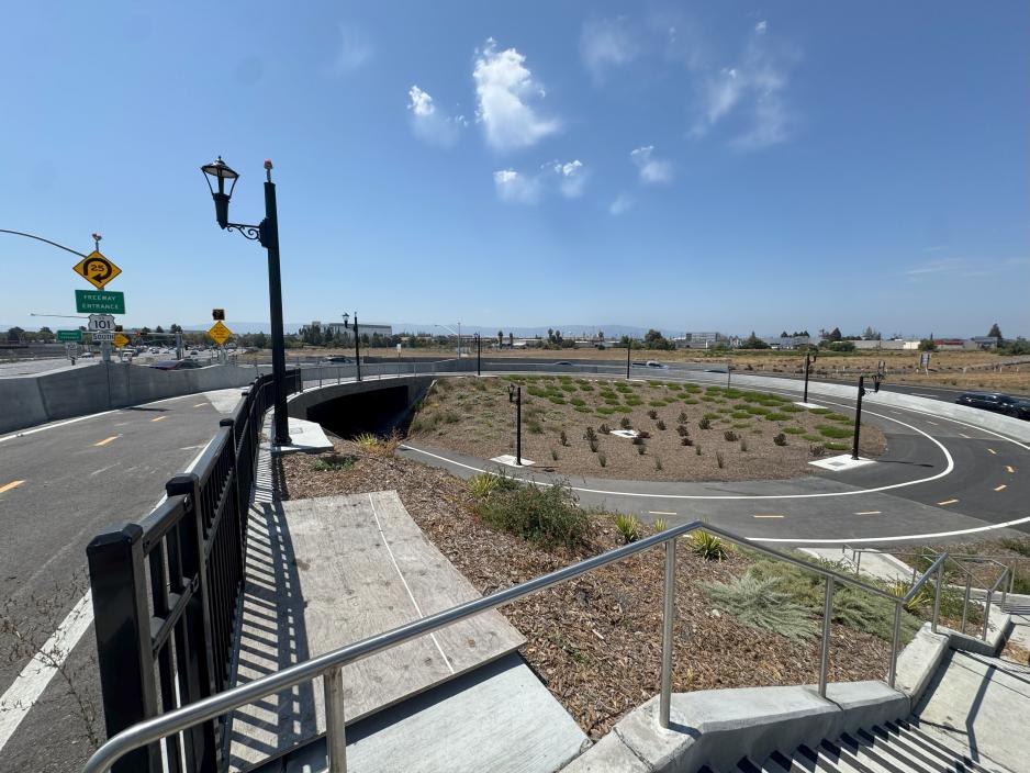 A picture of the bike/pedestrian path crossing under a US 101 on-ramp at De La Cruz